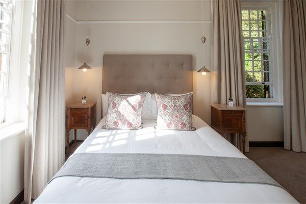 experiences at Elgin Vintners illustrated by Denniston Luxury Suite accommodation queen bed