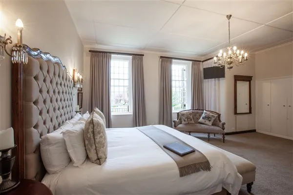 experiences at Elgin Vintners illustrated by Syfret Honeymoon Suite accommodation bedroom chaise