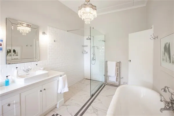 experiences at Elgin Vintners illustrated by Syfret Honeymoon Suite accommodation en suite bath and shower