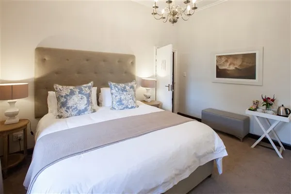 experiences at Elgin Vintners illustrated by Browne Suite view of bed and door