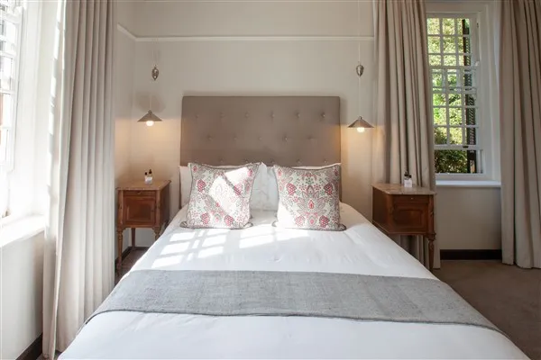 experiences at Elgin Vintners illustrated by Denniston Luxury Suite accommodation queen bed