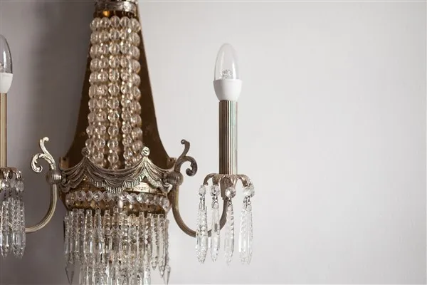 experiences at Elgin Vintners illustrated by Syfret Honeymoon Suite accommodation wall-mounted chandelier