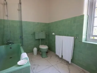 EV Family bathroom-2